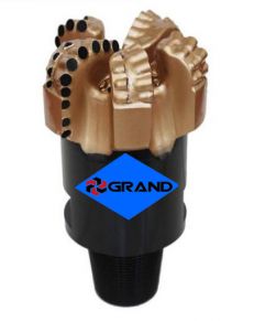 The surface of the blade is welded by wear-resistant hardfacing material, improves wear resistance and erosion resistance of the bit.   